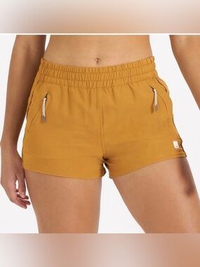 Vuori Dash Performance Shorts in Dark Golden size small